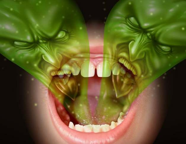 有一颗牙坏了有异味怎么办？治疗选补牙好还是种植牙好？(图1)